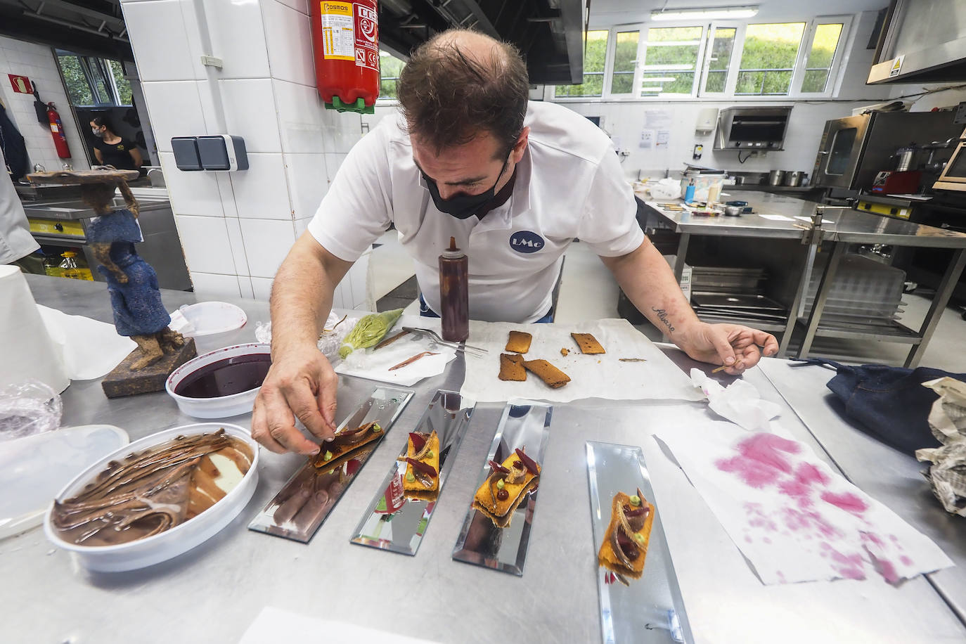 El jurado ha estado compuesto por Ricardo Ezcurdia, Ana Arroyo y Gabriel Argumosa, de la Academia Cántabra de Gastronomía; y Elvira Abascal, jefa de sala de El Nuevo Molino.