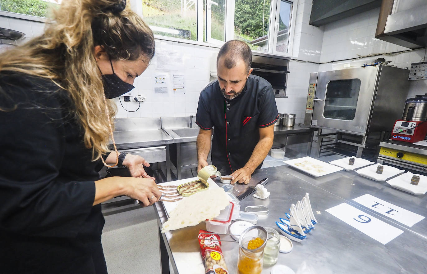 El jurado ha estado compuesto por Ricardo Ezcurdia, Ana Arroyo y Gabriel Argumosa, de la Academia Cántabra de Gastronomía; y Elvira Abascal, jefa de sala de El Nuevo Molino.