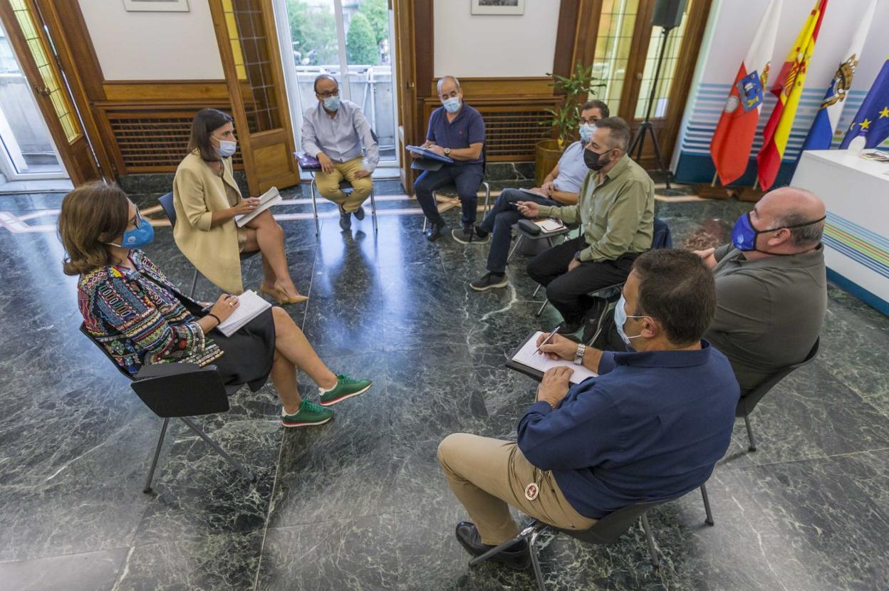 La alcaldesa, Gema Igual, y la concejala de Medio Ambiente, Margarita Rojo, se reunieron ayer con el comité de empresa. 