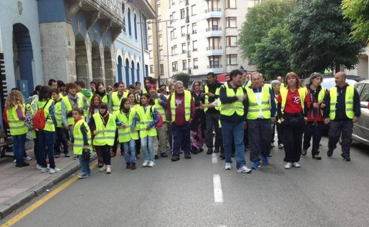 Una de las ediciones previas de la marcha solidaria a su paso por Astillero