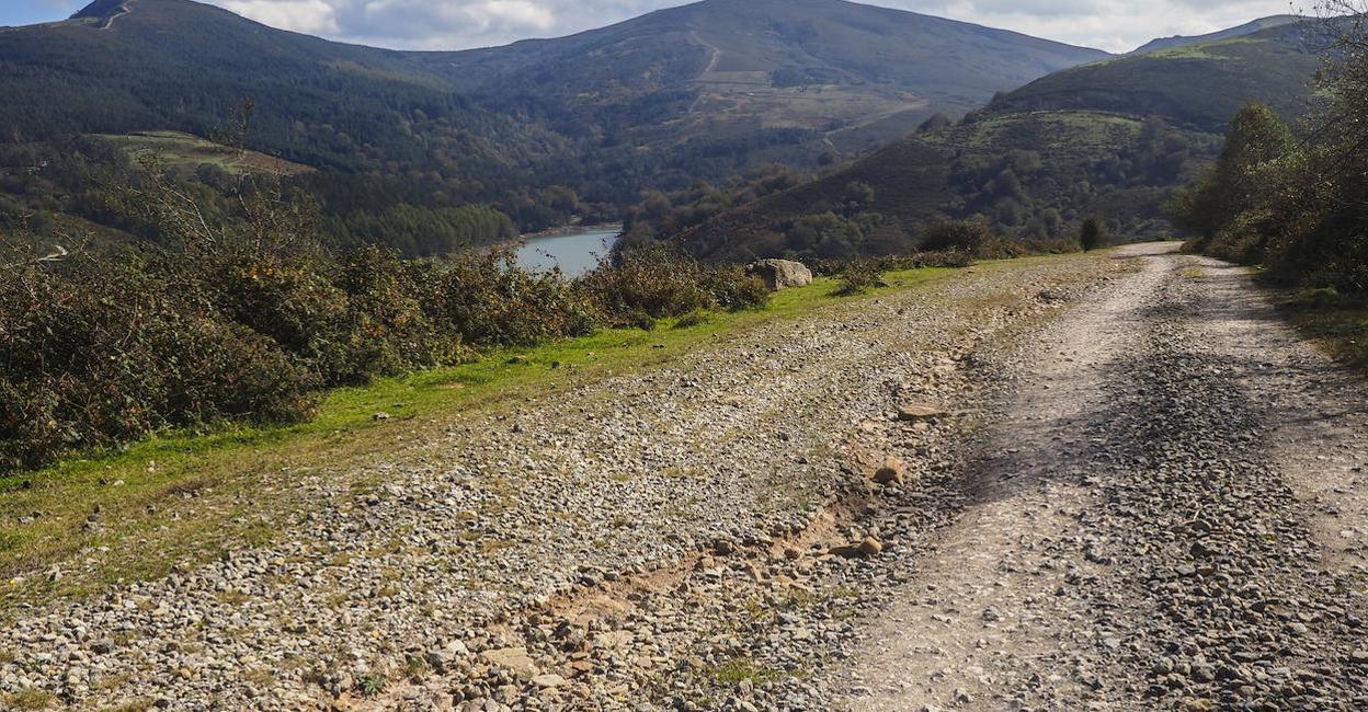 Estado actual de la carretera que une el embalse de Alsa con el de Mediajo en los kilómetros finales de la ascensión al Pico Jano. 