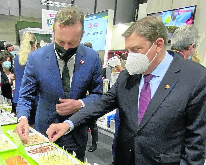 El consejero Guillermo Blanco y el ministro Luis Planas degustan anchoas.