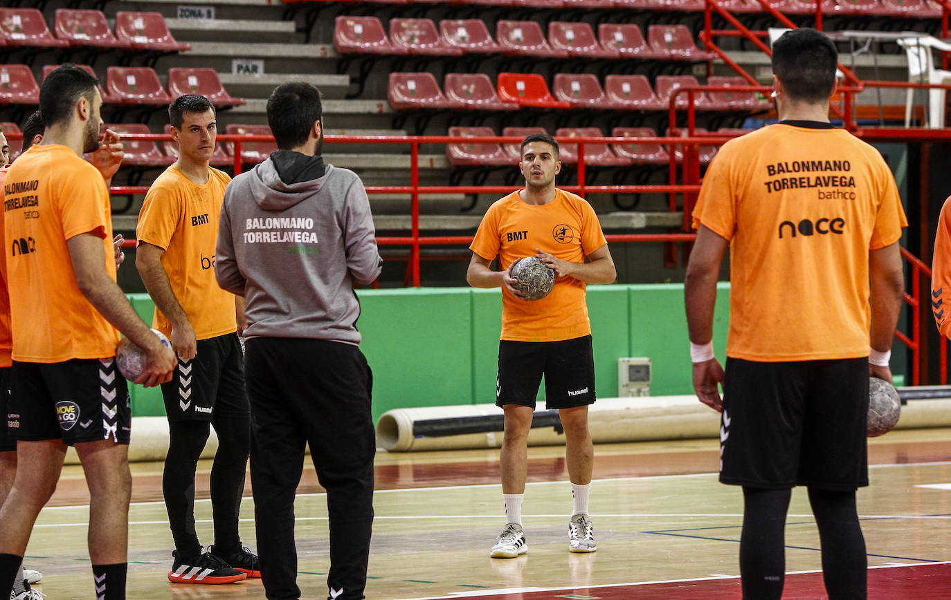 Fotos: Entrenamiento del Bathco Torrelavega antes del derbi cántabro de la Asobal