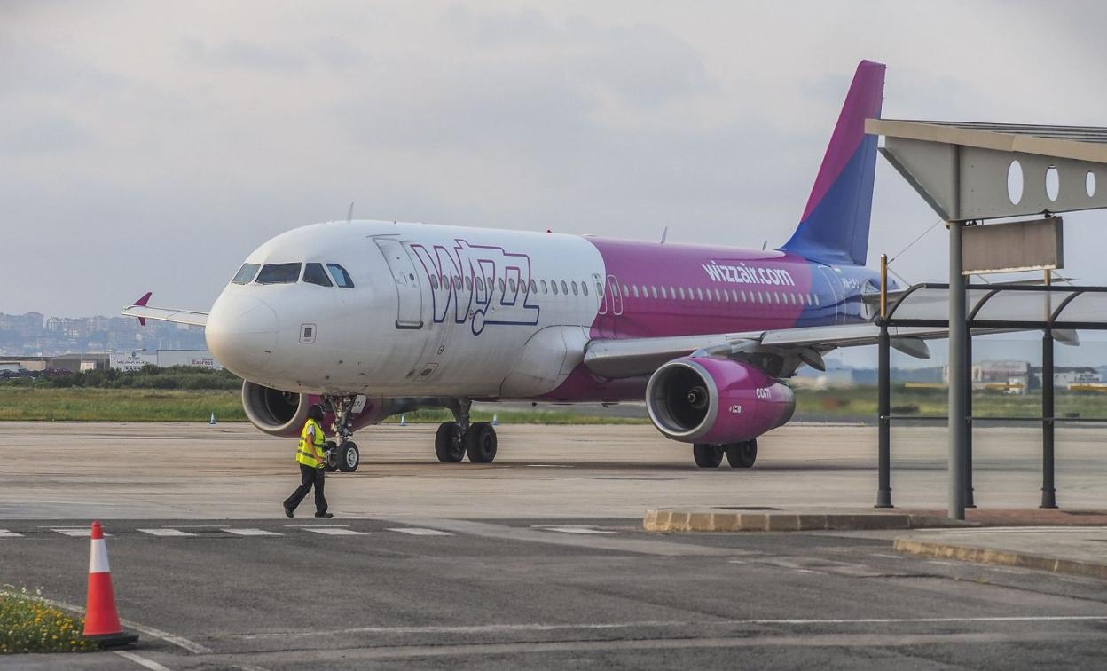 Un avión de Wizzair, durante una de sus operaciones en el Seve. sane