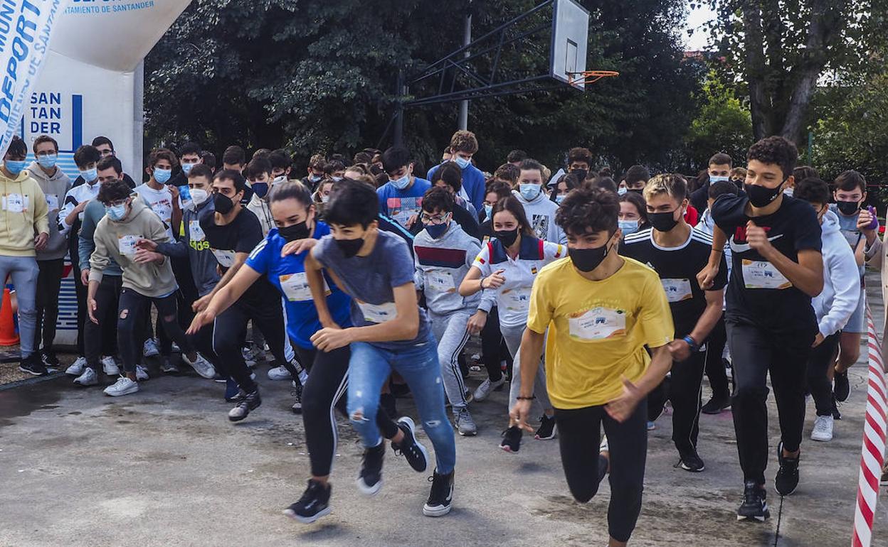Los alumnos del IES Cantabria de Santander en el punto de salidad de la carrera en apoyo a la leucemia infantil.