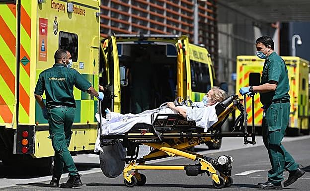 Los científicos apremian a Johnson a aplicar restricciones para evitar el confinamiento