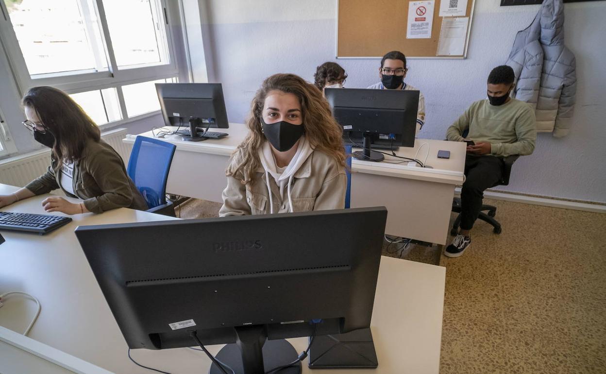 Cantabria destina 12,5 millones a escuelas de formación y empleo para 340 jóvenes parados