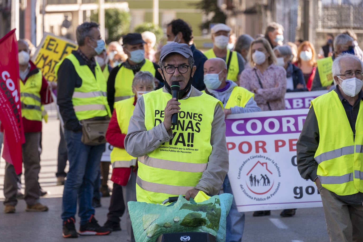 Fotos: Los pensionistas escenifican en la calle su rechazo al elevado coste de la luz y el gas