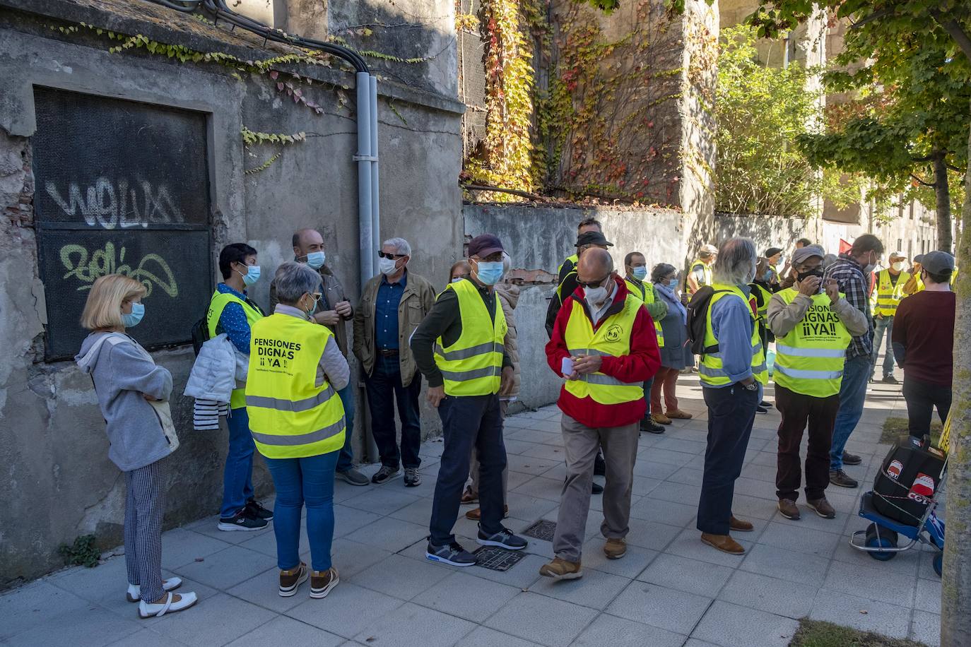 Fotos: Los pensionistas escenifican en la calle su rechazo al elevado coste de la luz y el gas