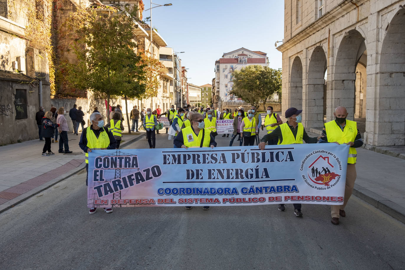 Fotos: Los pensionistas escenifican en la calle su rechazo al elevado coste de la luz y el gas