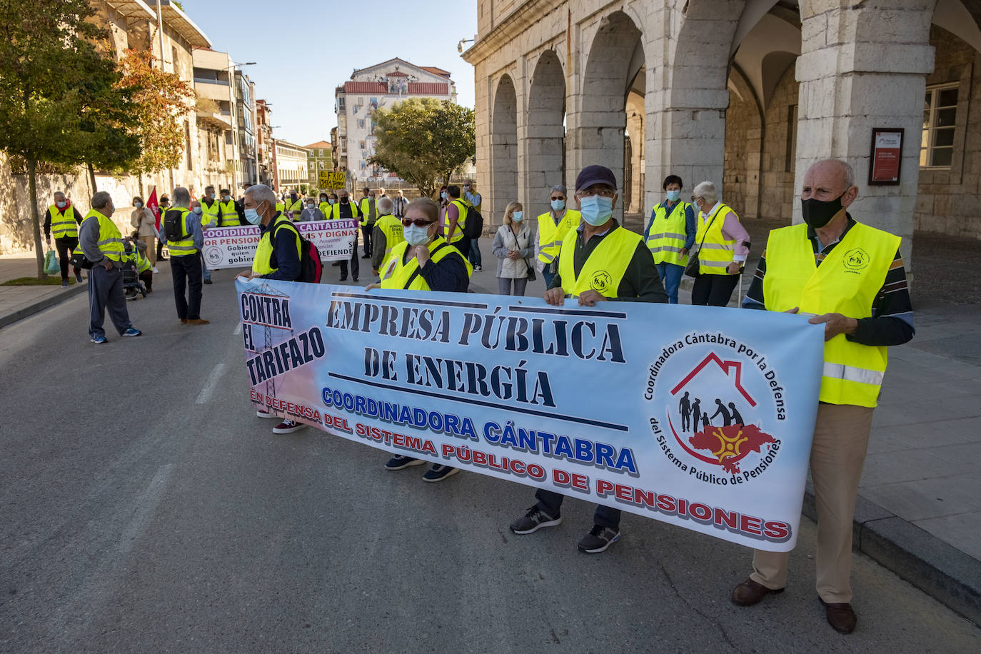 Fotos: Los pensionistas escenifican en la calle su rechazo al elevado coste de la luz y el gas