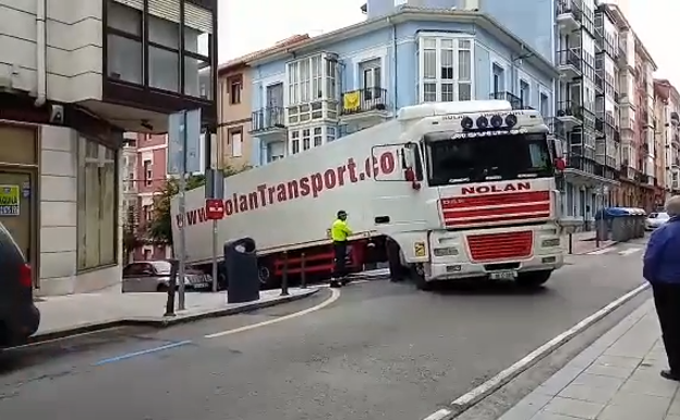 Una camión de grandes dimensiones, atrapado en Cisneros