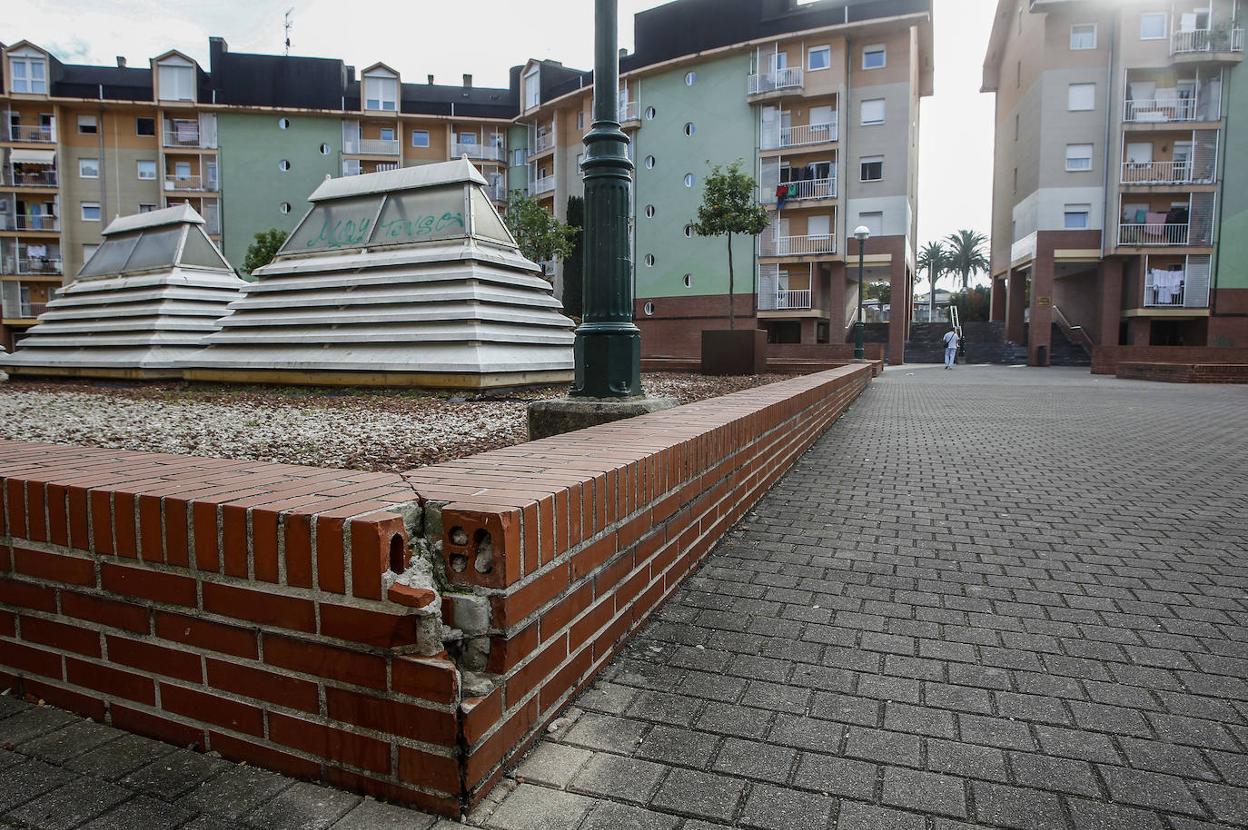 Los ladrillos en la plaza central e interior de la urbanización están rotos y desprendidos. luis palomeque