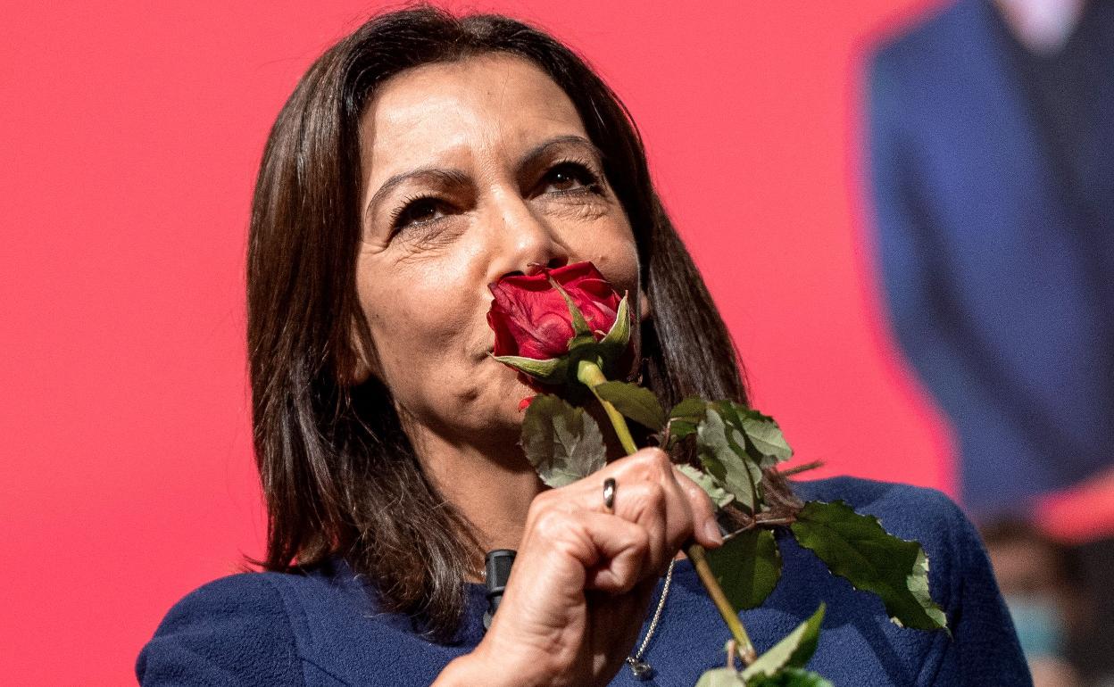 La alcaldesa de París, Anne Hidalgo, besa una rosa durante su proclamación como candidata socialista al Elíseo en Lille. 