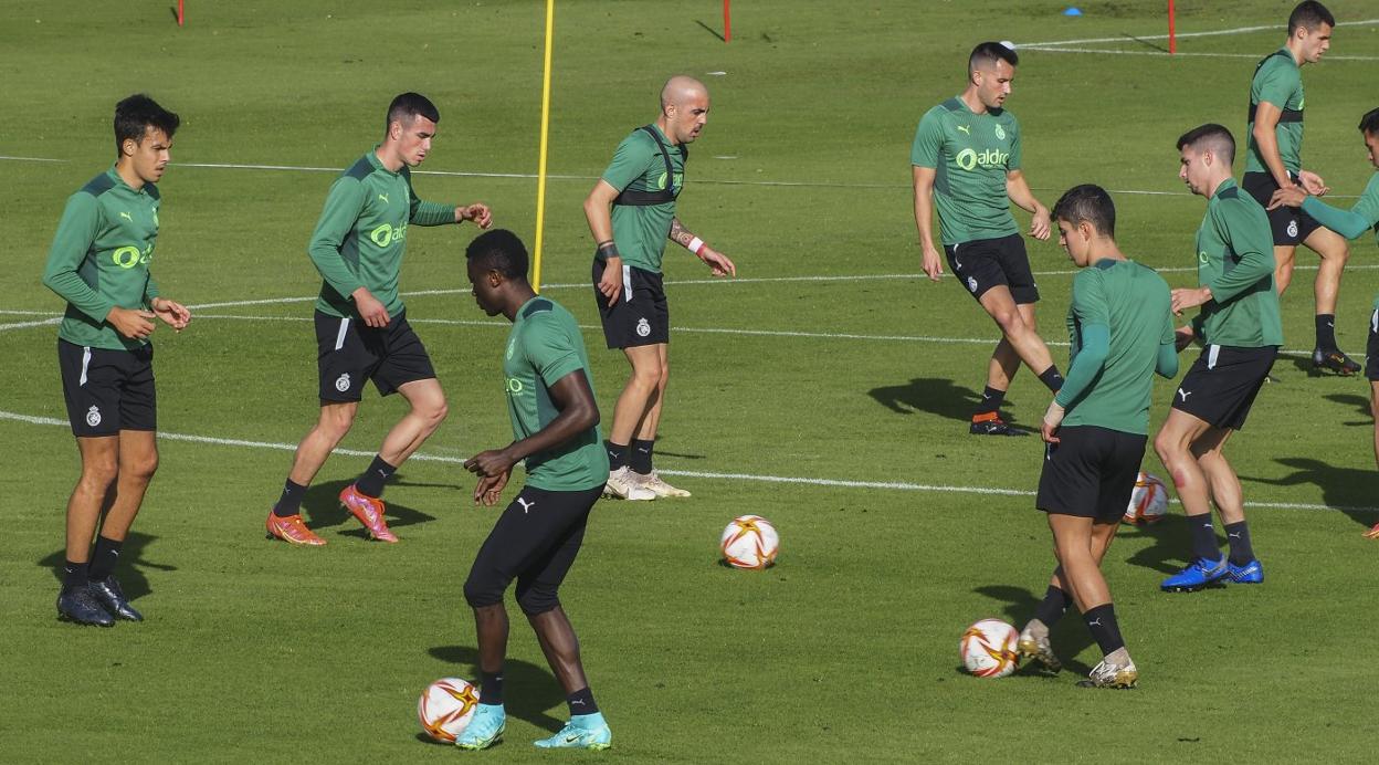 Los jugadores del Racing realizan pases cortos durante la sesión de entrenamiento del jueves. 