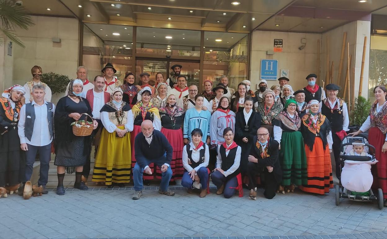 Los cántabros, antes de participar en el desfile de la Fiesta de la Trashumancia