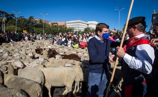 El alcalde de Madrid saluda o los distintos participantes en la Fiesta de la Trashumancia