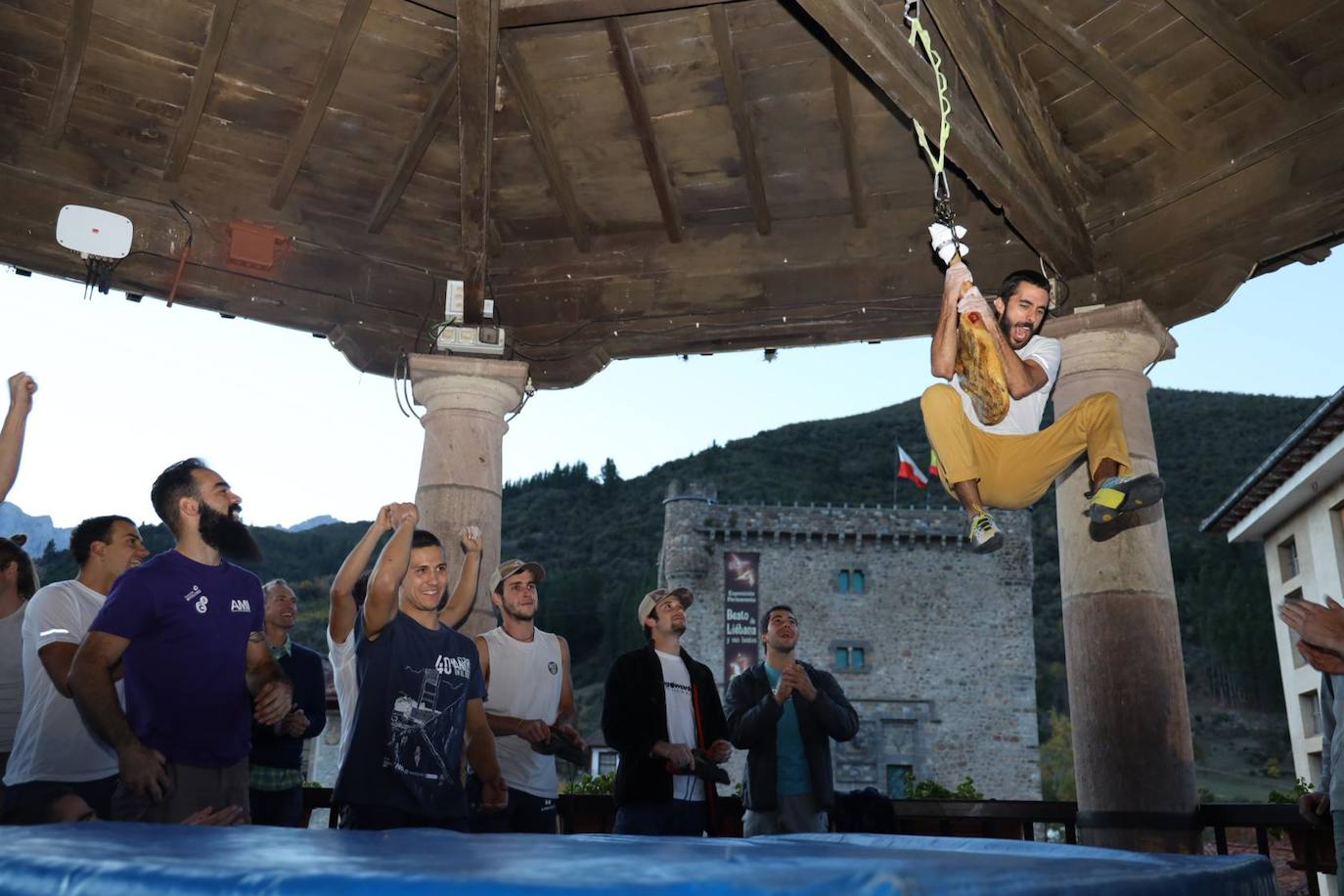 Un gijonés fue el ganador del reto de conseguir el jamón colgado en el templete de la Plaza de Potes