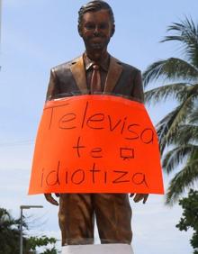 Imagen secundaria 2 - Las esculturas en honor de Maria Callas, Mary Wollstonecraft y (con una pancarta de protesta) Eugenio Derbez.