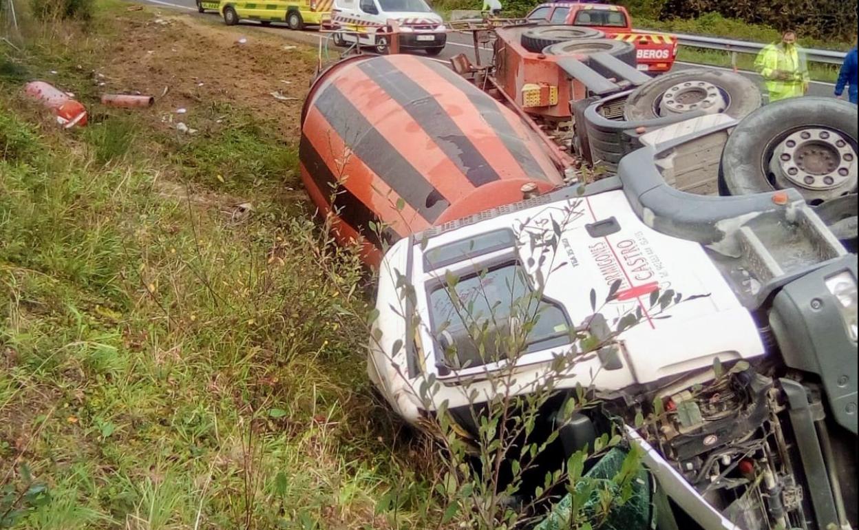 El camión hormigonera, volcado en la N-634.