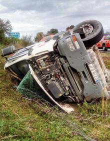 Imagen secundaria 2 - Herido el conductor de una hormigonera que ha volcado en Allendelagua