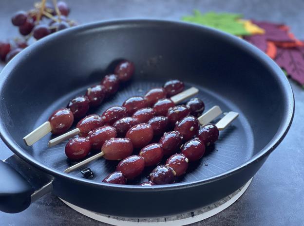 Brasear las uvas insertadas en brochetas de madera.