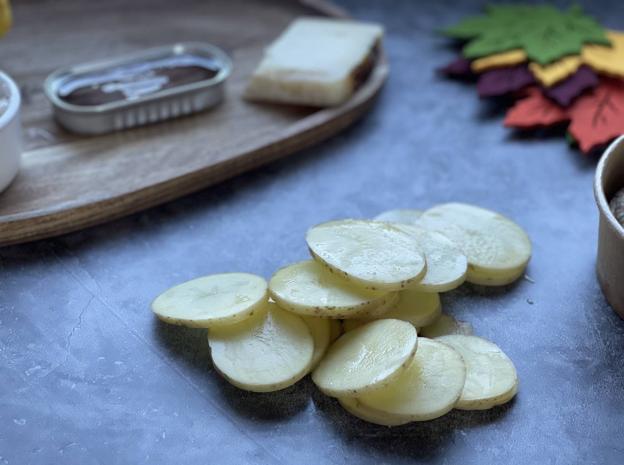 Corta en láminas finas las patatas.