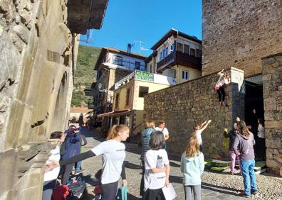 Imagen secundaria 1 - Arriba los ganadore del Urbanrock y abajo imágenes de las finales que se se celebraron en un muro de acceso a la Torre del Infantado y en el puente de acceso a los centros educativos.