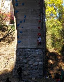 Imagen secundaria 2 - Arriba los ganadore del Urbanrock y abajo imágenes de las finales que se se celebraron en un muro de acceso a la Torre del Infantado y en el puente de acceso a los centros educativos.