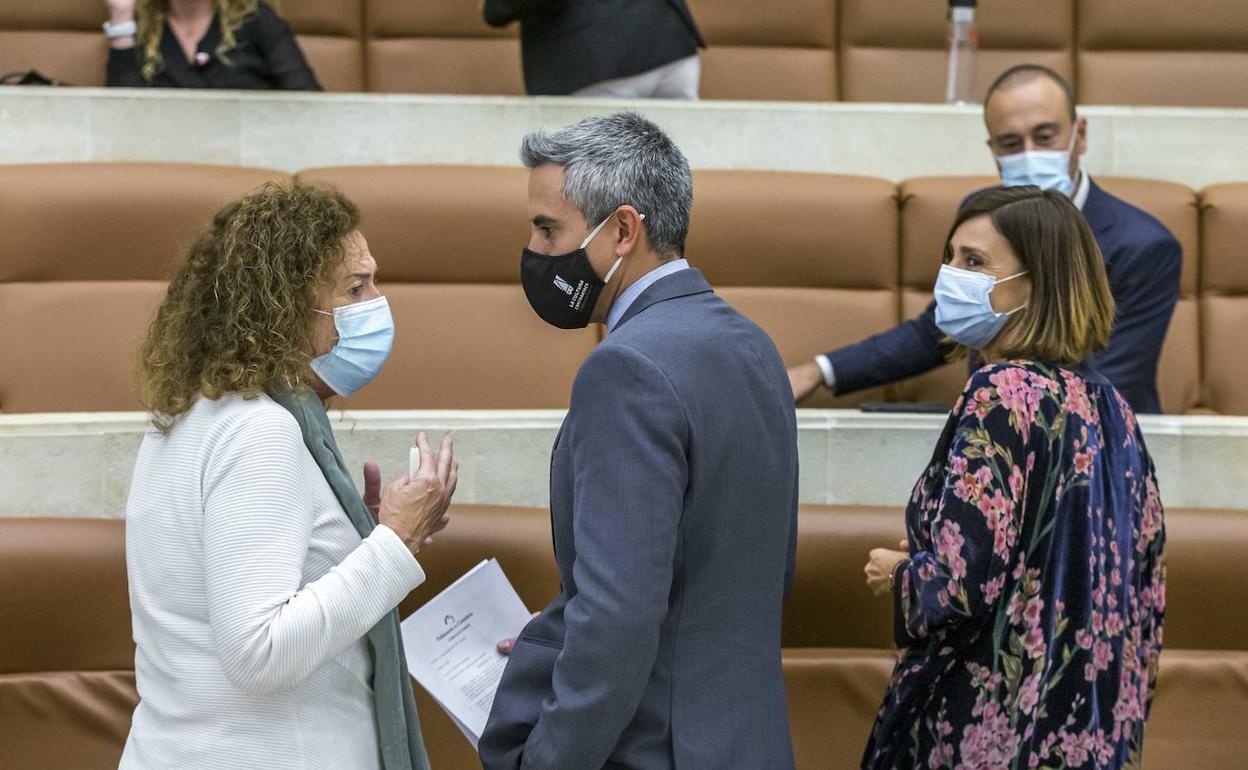 El vicepresidente Zuloaga, junto a las regionalistas Teresa Noceda (izquierda) y Paula Fernández. 