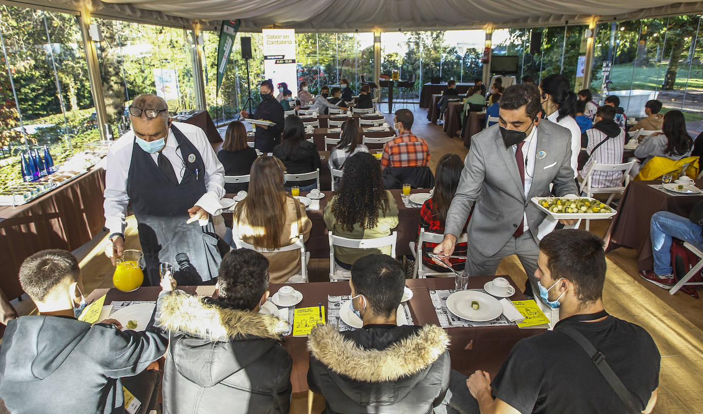 Los asistentes prueban los platos y bebidas del taller de desayunos saludables, actividad enmarcada en las jornadas de 'Sabor de Cantabria'.