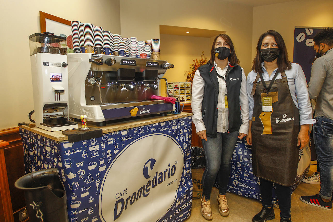 Karen Quiroga, barista del grupo Dromedario, junto con Ana Feijó, comercial del grupo, en el stand de la marca en el mercado de productores del Balneario de Puente Viesgo.