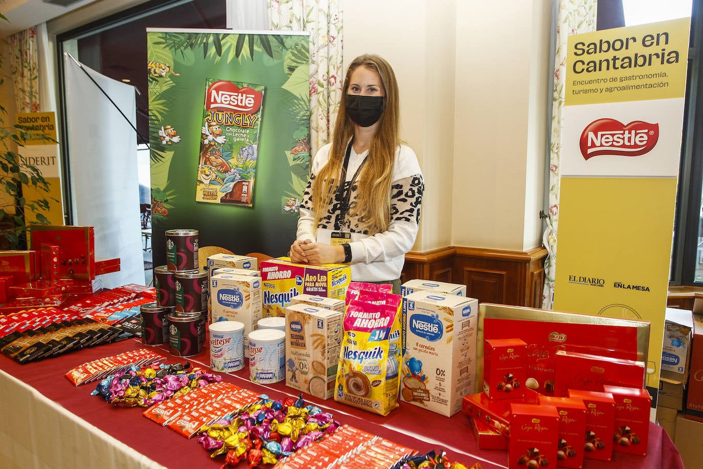 La responsable del stand de productos de Nestlé durante la primera jornada de 'Sabor en Cantabria'.