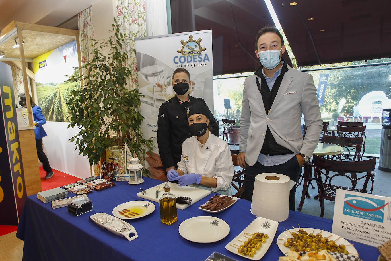 Fidel Ortiz, de Anchoas Codesa, en el stand de mercado de productores.