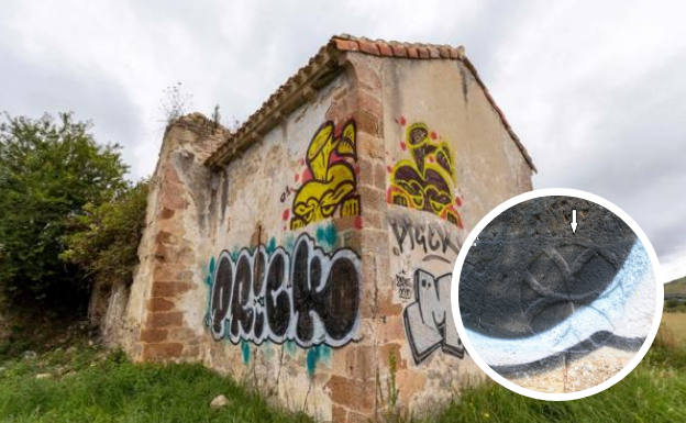 Fachada del Lazareto, con pintadas realizadas entre 2020 y 2021. En detalle, los daños en la Cruz de Malta.