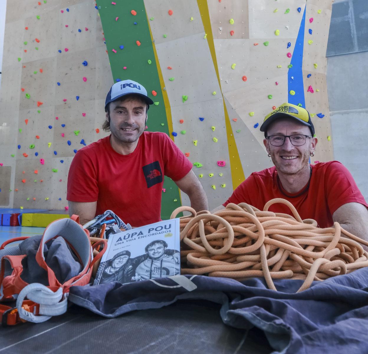 Eneko e Iker Pou, frente al nuevo rocódromo de Vargas, del que fueron sus padrinos de lujo. 