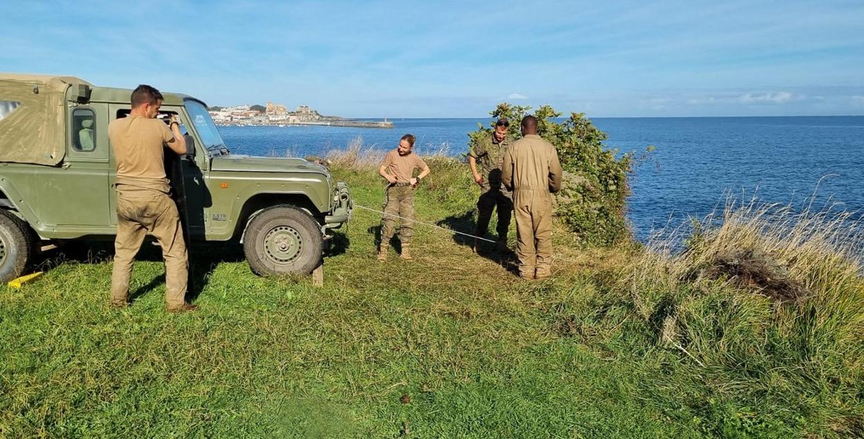 Varios militares rescatan una de las piezas perdidas desde un acantilado de la zona de Cotolino. 