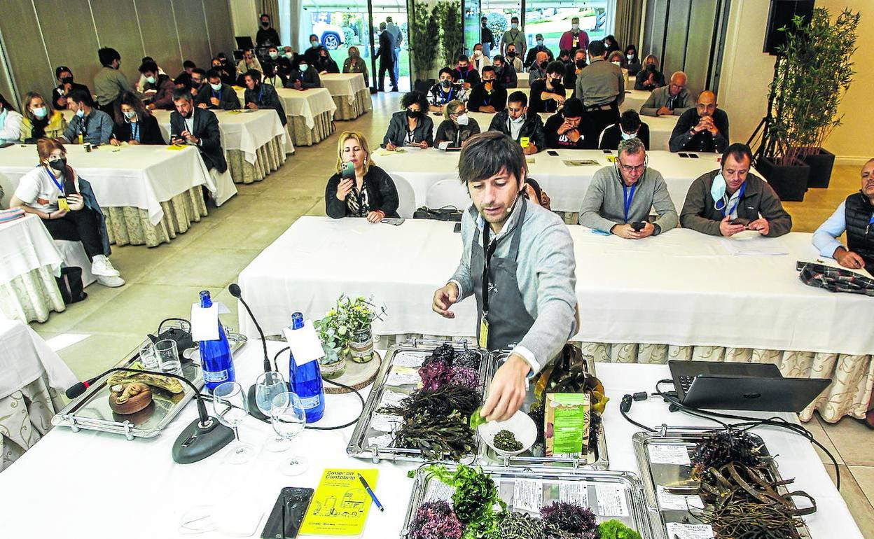 El cocinero Sergio Bastard, durante la ponencia con cata sobre las algas. 