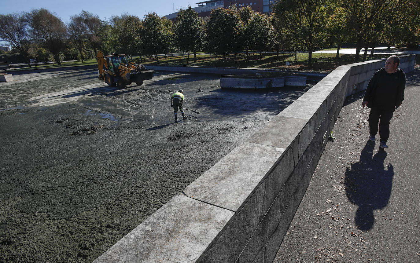 Los vecinos de Santander se han encontrado el lago artificial seco y a los patos caminando por la superficie sin agua. El Ayuntamiento aclara que se trata de una limpieza a fondo necesaria cada dos años