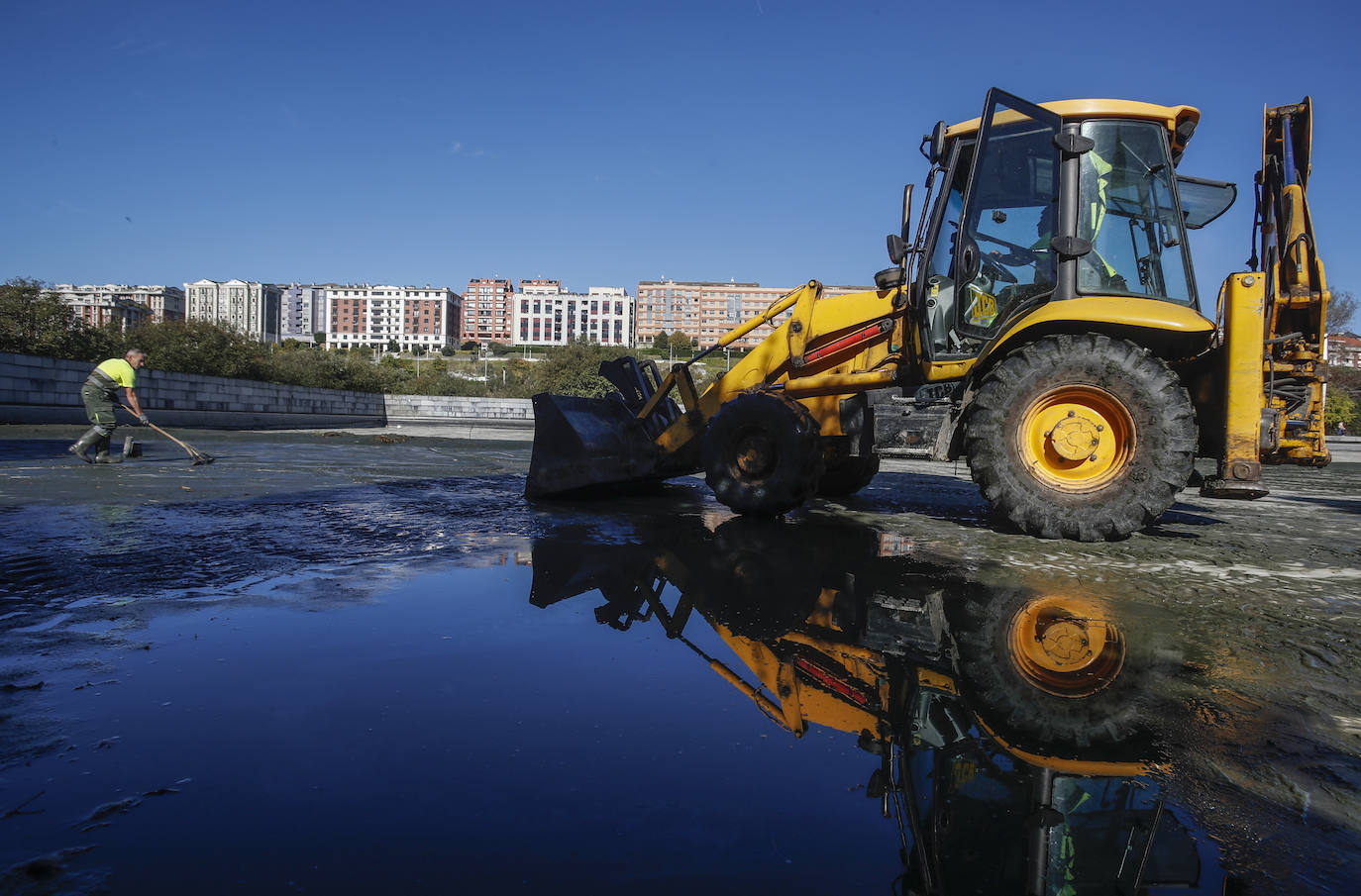 Los vecinos de Santander se han encontrado el lago artificial seco y a los patos caminando por la superficie sin agua. El Ayuntamiento aclara que se trata de una limpieza a fondo necesaria cada dos años
