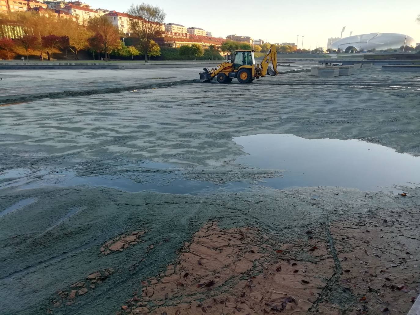 Los vecinos de Santander se han encontrado el lago artificial seco y a los patos caminando por la superficie sin agua. El Ayuntamiento aclara que se trata de una limpieza a fondo necesaria cada dos años
