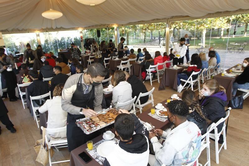 Desayuno saludable, ofrecido en la carpa del jardín y patrocinado por Granja Cudaña y Cuétara