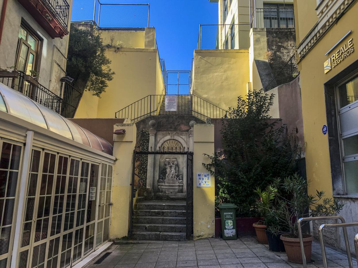 Entrada al colegio Menéndez Pelayo por la calle Lope de Vega. 