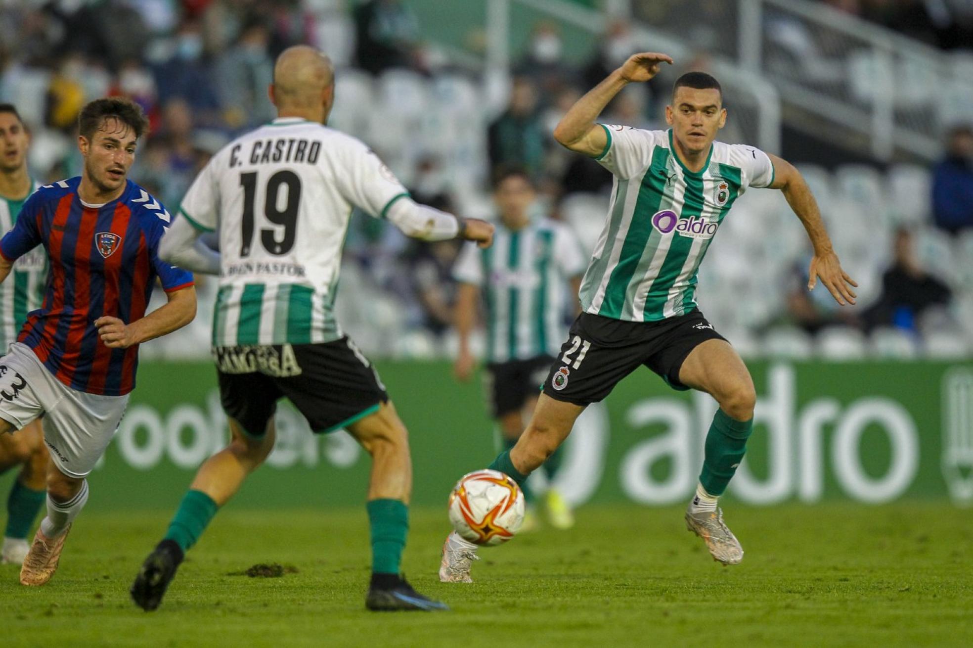 Los racinguistas Harper y Carlos Castro avanzan con el balón en una jugada del partido. 