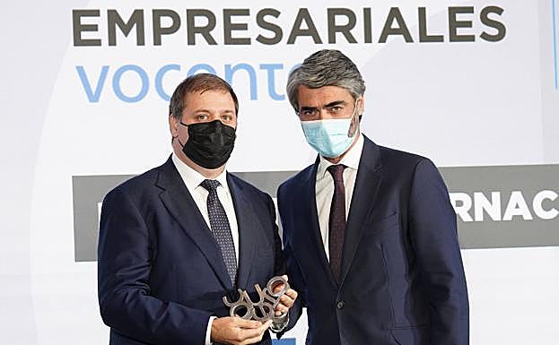 Galería. Juan Manuel Serrano, presidente de Correos, recibe el Premio a la Expansión Internacional de mano de Luis Enríquez, consejero delegado de Vocento.