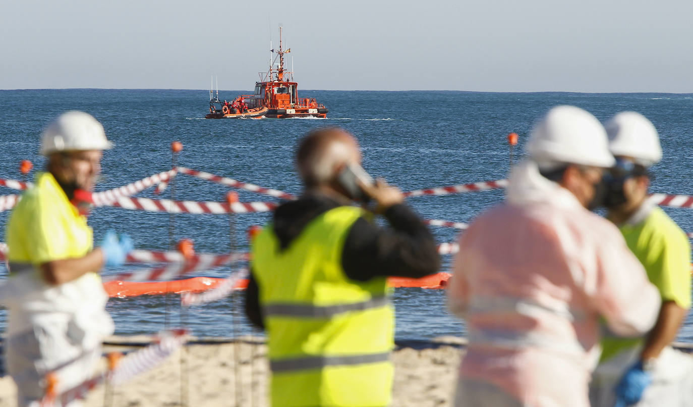 Fotos: Simulacro de actuación ante una posible contaminación marina accidental en la playa de La Concha