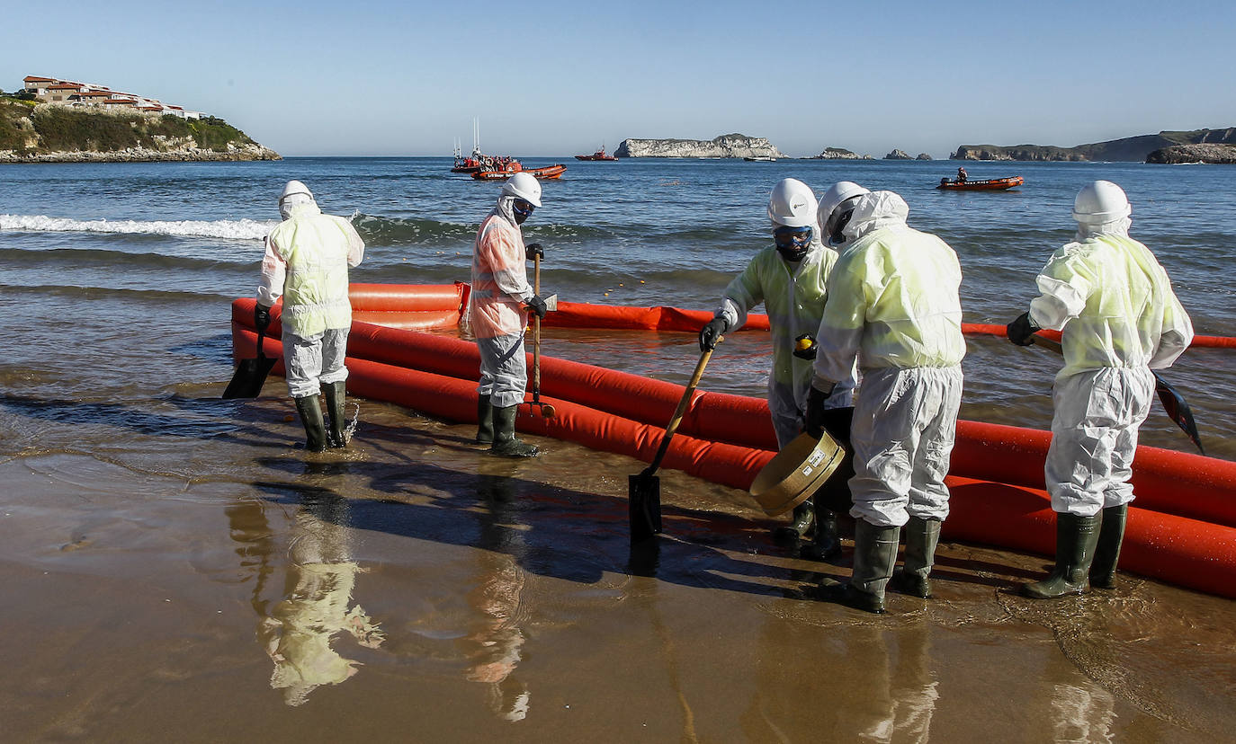 Fotos: Simulacro de actuación ante una posible contaminación marina accidental en la playa de La Concha