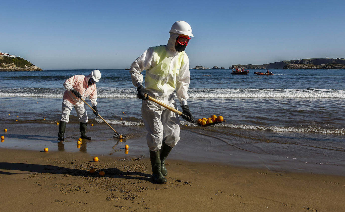 Fotos: Simulacro de actuación ante una posible contaminación marina accidental en la playa de La Concha