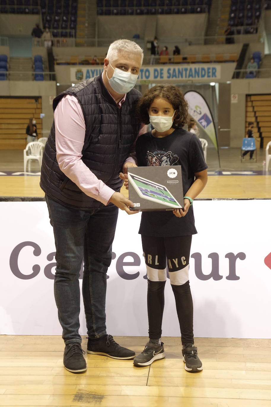 El pasado 24 de octubre fue una mañana solidaria gracias al baloncesto, que se volcó, a través de BballHopes, en el partido benéfico dedicado a Amuccam (Asociación de Ayuda a las Mujeres con Cáncer de Mama de Cantabria). Era la sexta jornada de liga de Primera Nacional Femenina en la que participaba AXA Igualatorio Cantabria, que recibía a una de las mejores canteras del baloncesto nacional, Ponce Valladolid. La victoria deportiva recayó en las castellanas, pero la ilusión y alegría por contribuir a una causa tan noble fue para los dos equipos.