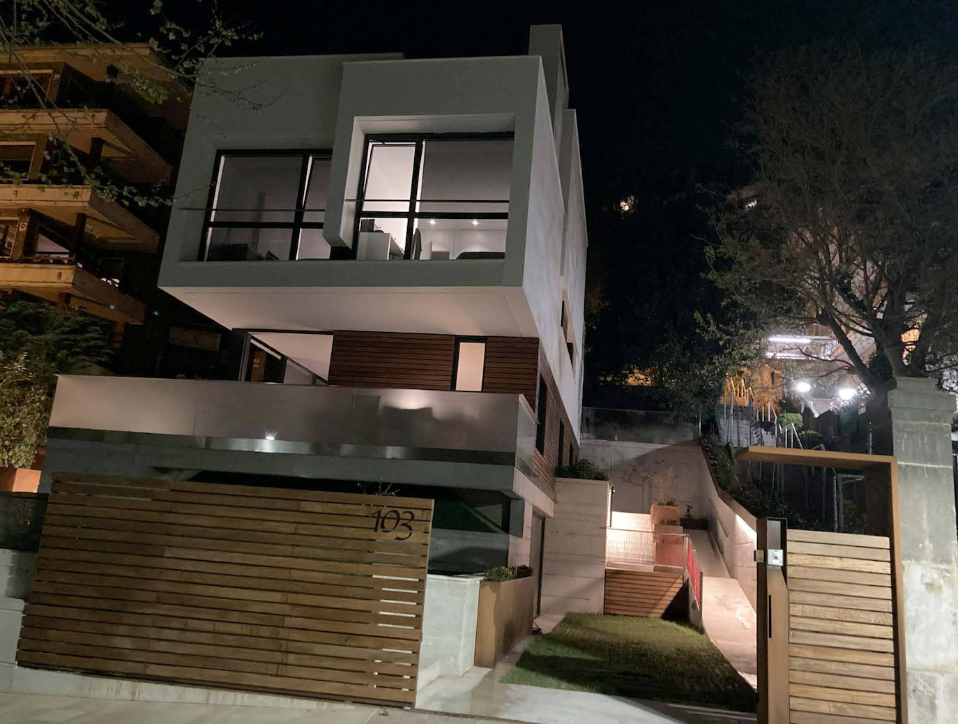 VIVIENDA UNIFAMILIAR EN UN BOSQUE URBANO EN SANTANDER. ARQUITECTOS: DAVID ARCE MORÁN Y YOANA ANDONEGUI LAZCANO.